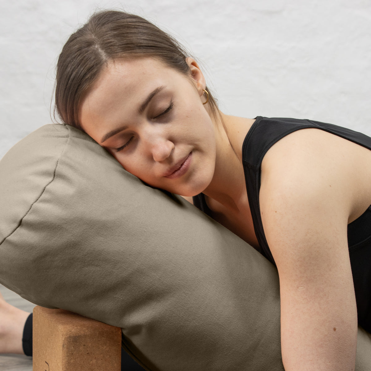 Jógový válec / bolster myga - hnědý